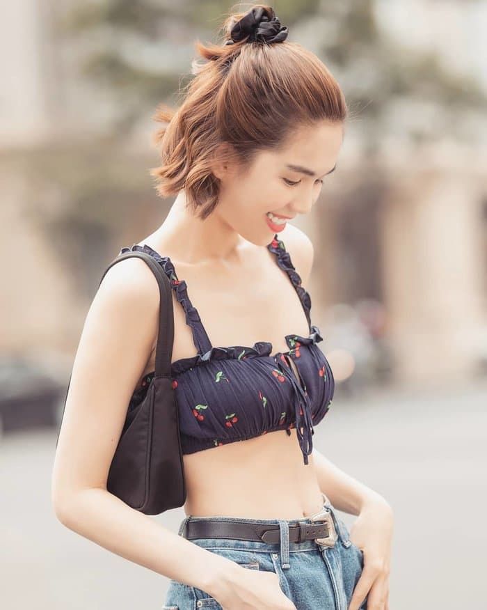 Ngọc Trinh nghiện mặc áo tí hon: Chiếc nào cũng “ngắn chẳng tày gang