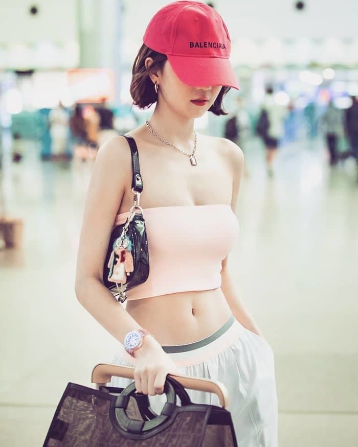 Ngọc Trinh nghiện mặc áo tí hon: Chiếc nào cũng “ngắn chẳng tày gang