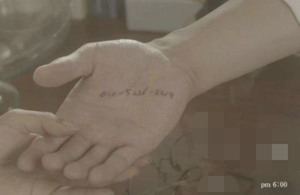 Người đàn ông Hàn nhận 100 cuộc gọi và 300 tin nhắn mỗi ngày vì một MV