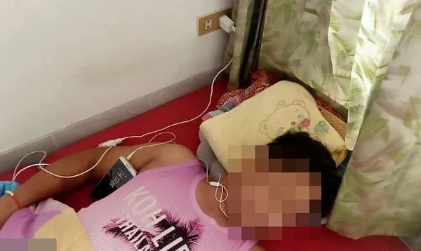 Người đàn ông qua đời vì điện giật do ngủ quên khi đang xem smartphone