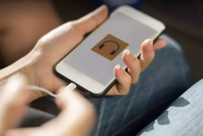 Người đàn ông qua đời vì điện giật do ngủ quên khi đang xem smartphone