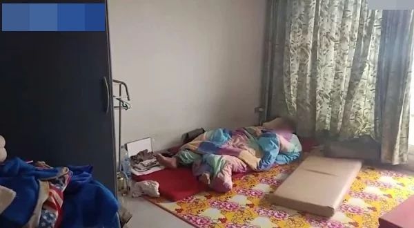 Người đàn ông qua đời vì điện giật do ngủ quên khi đang xem smartphone
