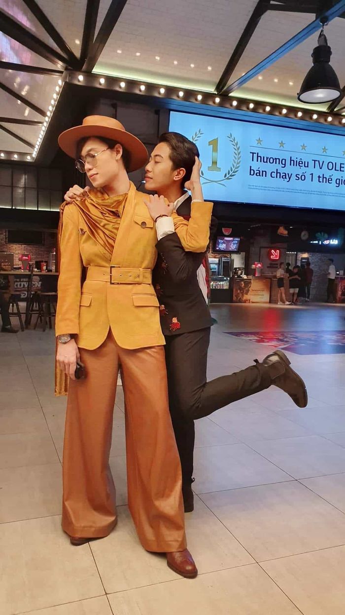 Nhi - Thắng khoe nhẫn cưới, BB Trần cuốn chăn đi dự đám cưới thế kỷ