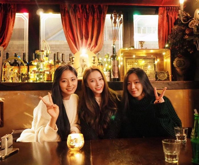 Nhìn tình bạn của 3 mỹ nhân đồng hương Tzuyu, Shuhua, Elkie mà ấm lòng