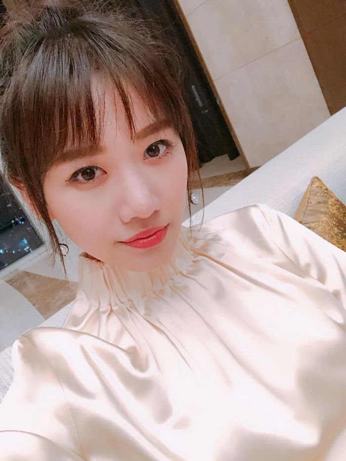 Sao Việt hơn tuổi chồng vẫn trẻ trung nhờ cắt tóc mái, đắp bột nghệ