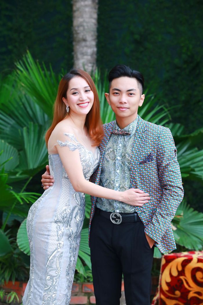 Sao Việt hơn tuổi chồng vẫn trẻ trung nhờ cắt tóc mái, đắp bột nghệ
