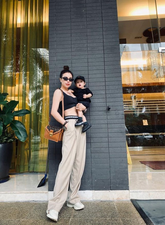Những cặp mẹ con sành điệu hàng hiệu của Vbiz khiến CDM thích mê