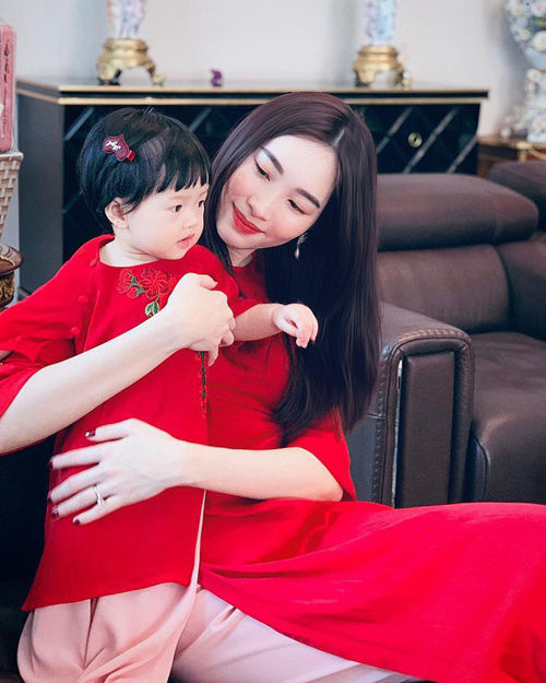Những cặp mẹ con sành điệu hàng hiệu của Vbiz khiến CDM thích mê