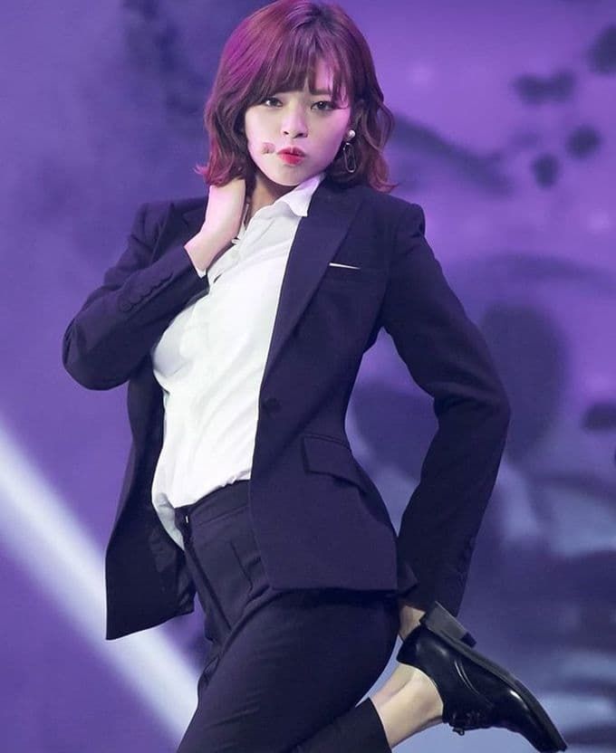 Những idol nữ chỉ cần diện suit cũng khiến fan “đổ rầm rầm”