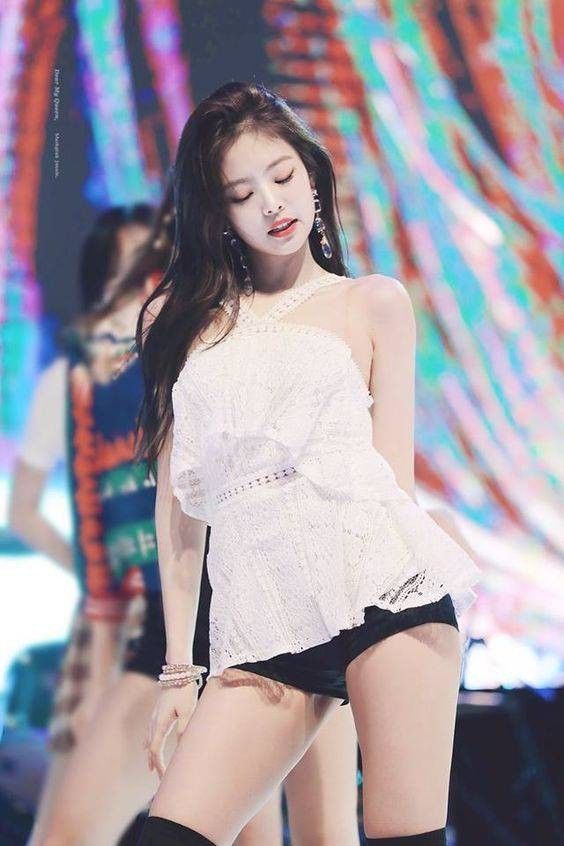 Là thành viên đầu tiên trong nhóm hát solo, nhiều idol Kpop đã tạo hit