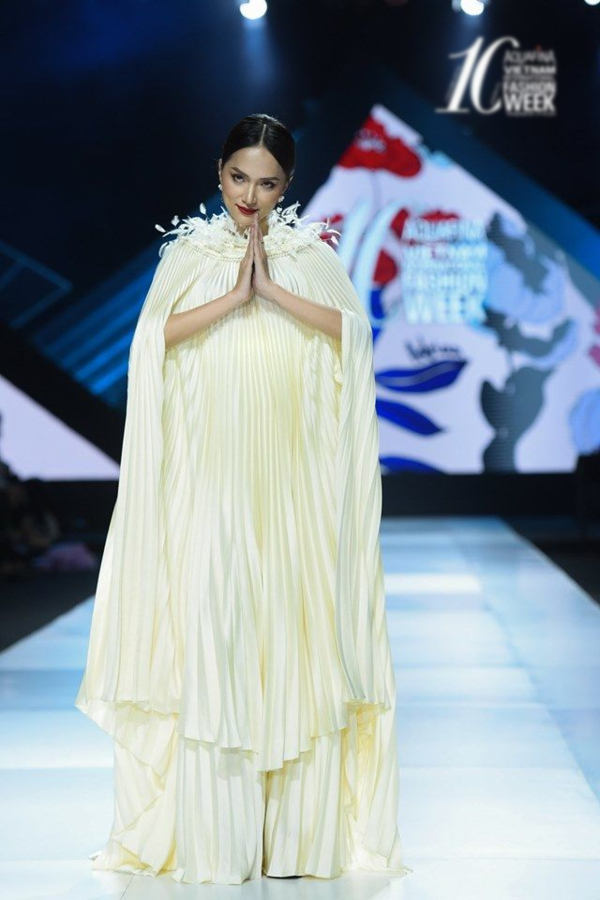 Hương Giang - Nữ hoàng đa sắc đầy triển vọng của showbiz Việt
