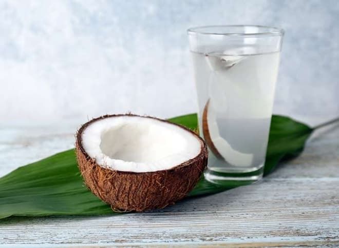 Nước dừa và 7 thức uống cấp nước tốt hơn nước lọc mà nàng nên lưu tâm