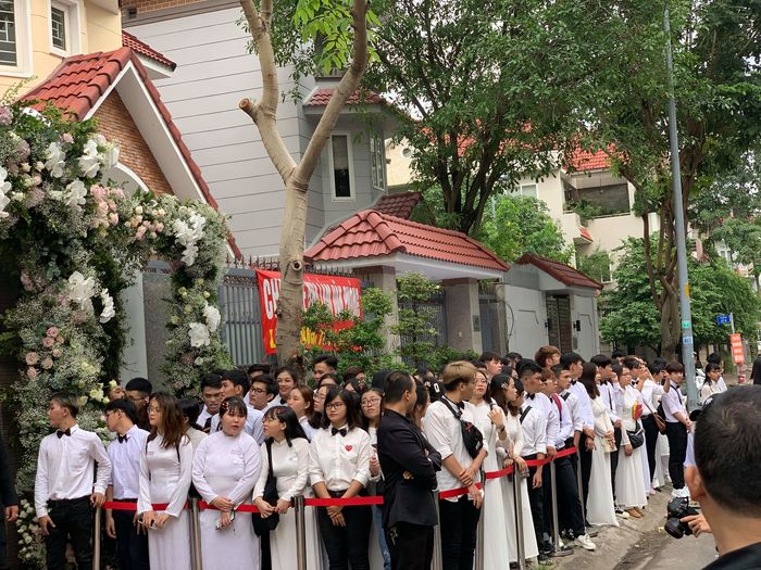 Ông Cao Thắng vượt thử thách ăn chanh trước khi vào được nhà vợ