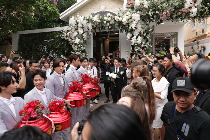 Ông Cao Thắng vượt thử thách ăn chanh trước khi vào được nhà vợ