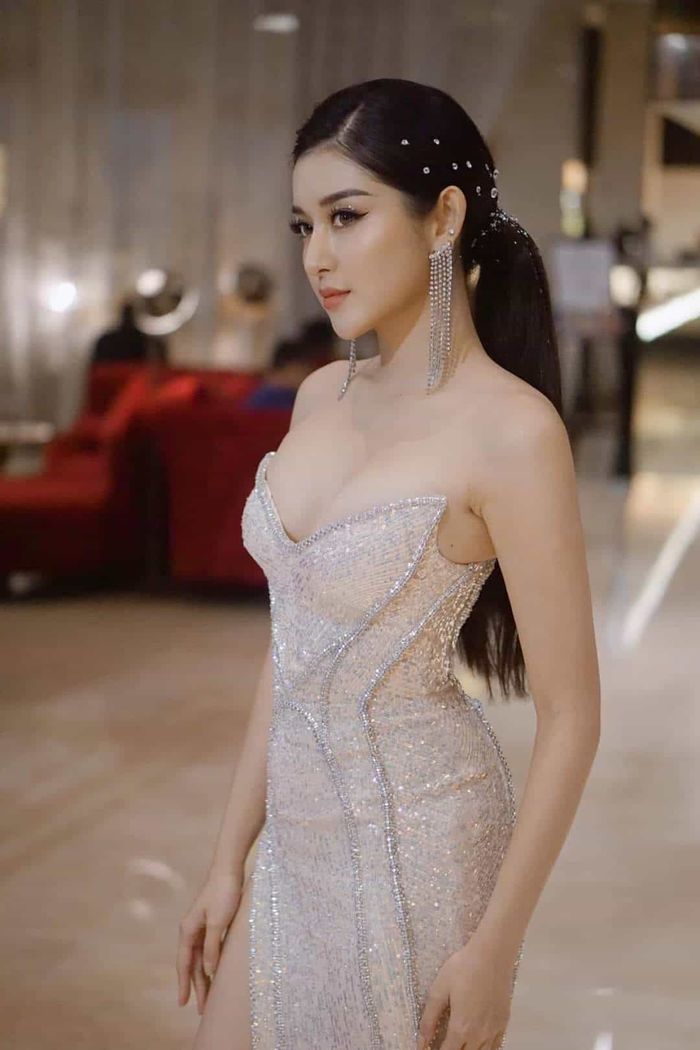 Phạm Quỳnh Anh giả dạng cô dâu, Hương Giang diện đồ ngủ xinh nức nở
