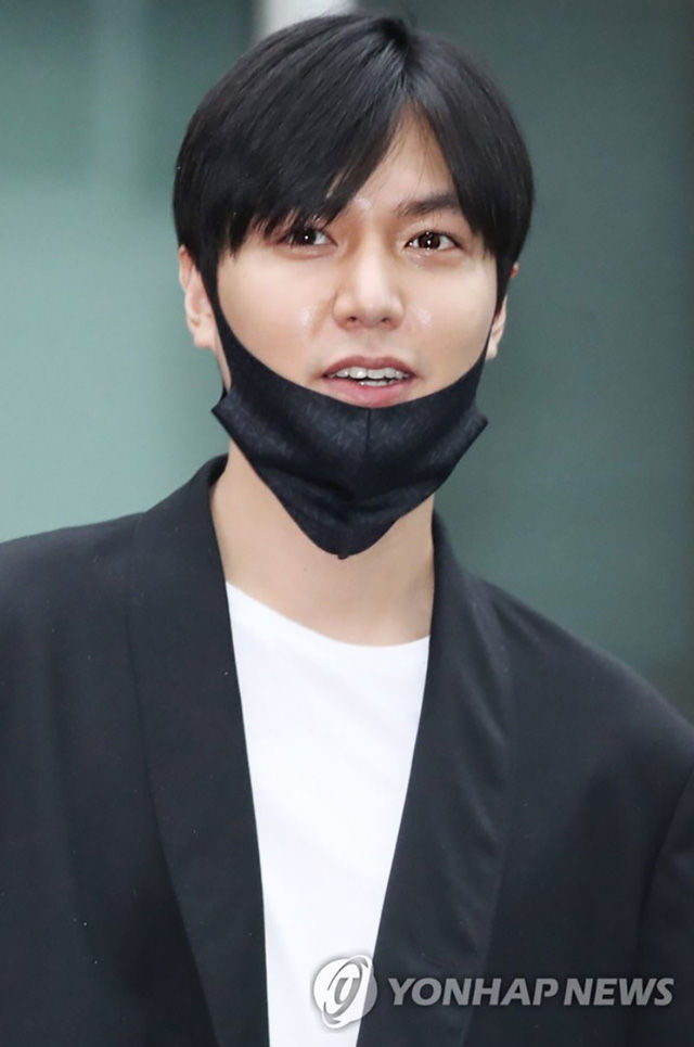 Lee Min Ho khiến fan truỵ tim với loạt ảnh khoe góc nghiêng cực phẩm