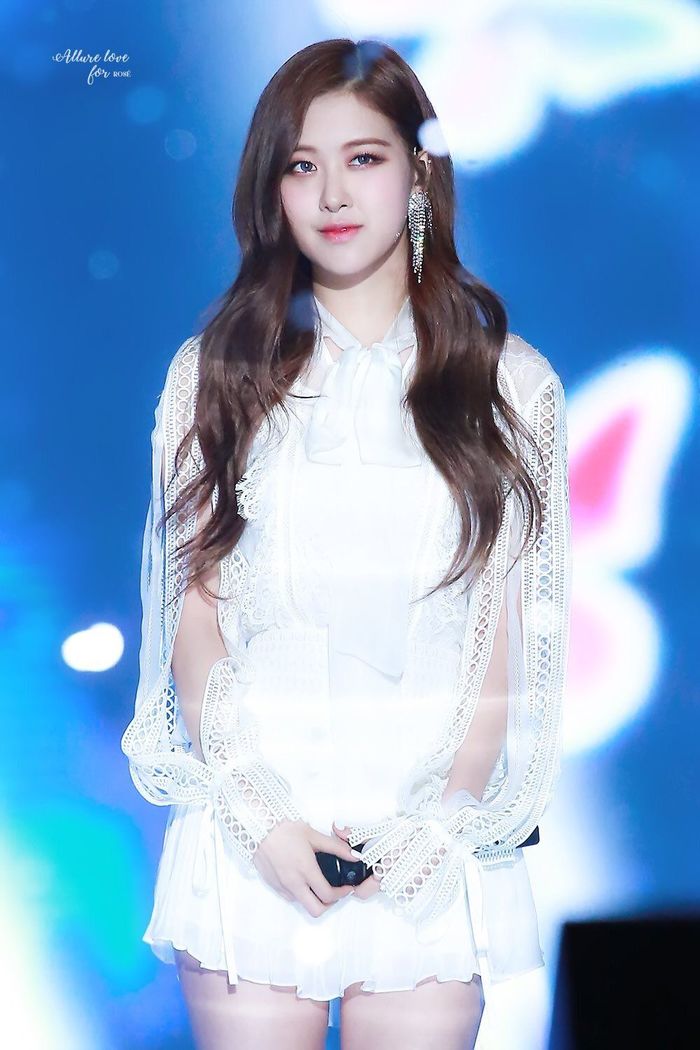 Rosé (Black Pink) xinh đẹp tựa như nàng công chúa khi diện váy trắng