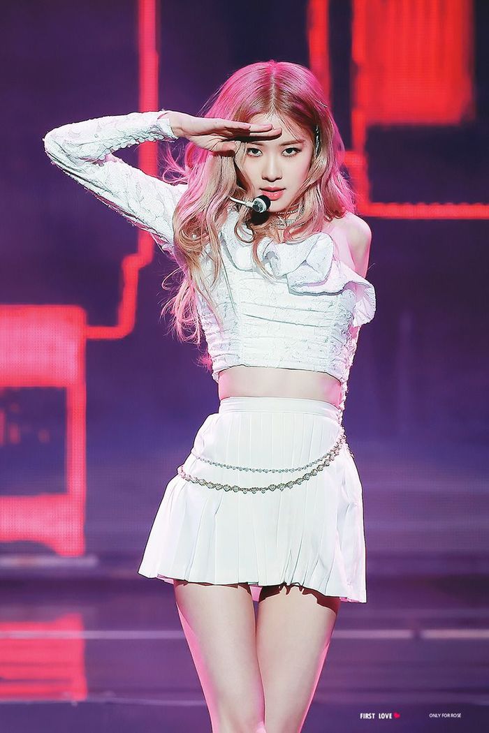 Rosé (Black Pink) xinh đẹp tựa như nàng công chúa khi diện váy trắng