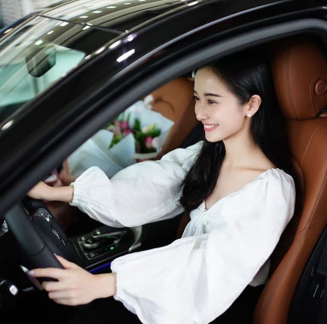 Sao nữ sinh năm 1995: Jun Vũ sắm xế sang, Hương Tràm tậu nhà 20 tỷ