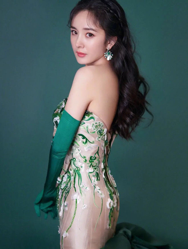 Sao showbiz đọ lưng trần gợi cảm: Lisa - Jennie nuột nà không tì vết