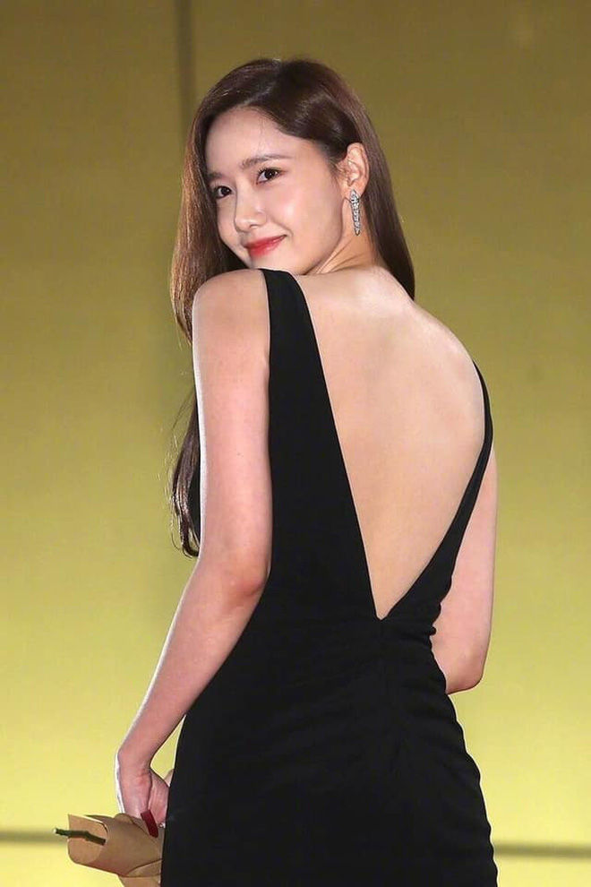 Sao showbiz đọ lưng trần gợi cảm: Lisa - Jennie nuột nà không tì vết