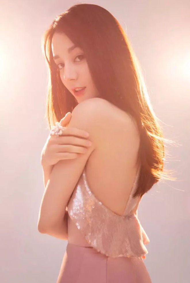Sao showbiz đọ lưng trần gợi cảm: Lisa - Jennie nuột nà không tì vết