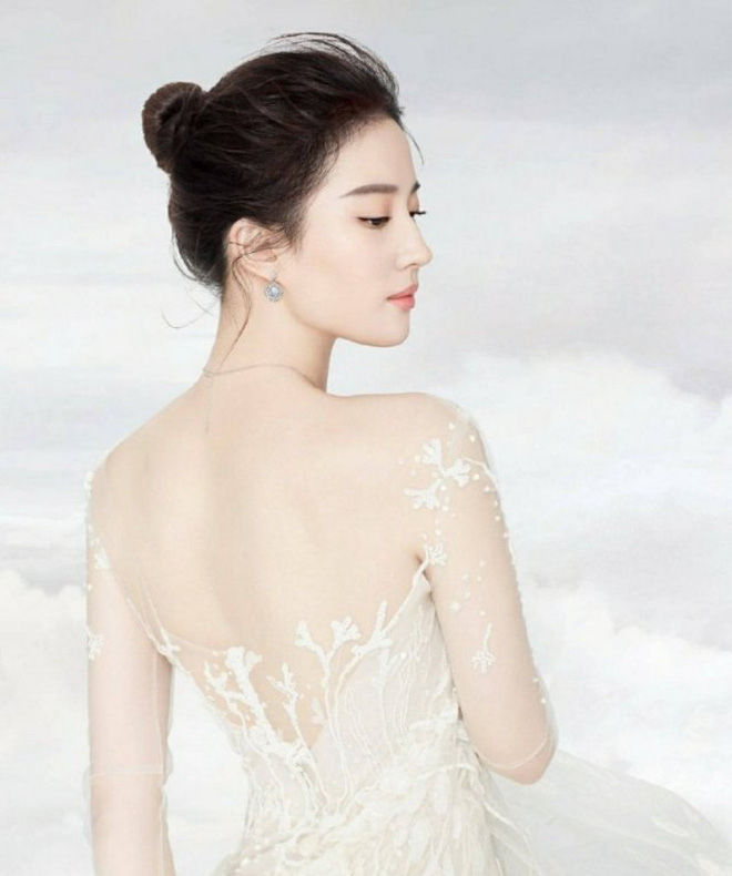 Sao showbiz đọ lưng trần gợi cảm: Lisa - Jennie nuột nà không tì vết