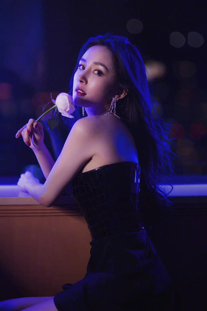 Sao showbiz đọ lưng trần gợi cảm: Lisa - Jennie nuột nà không tì vết