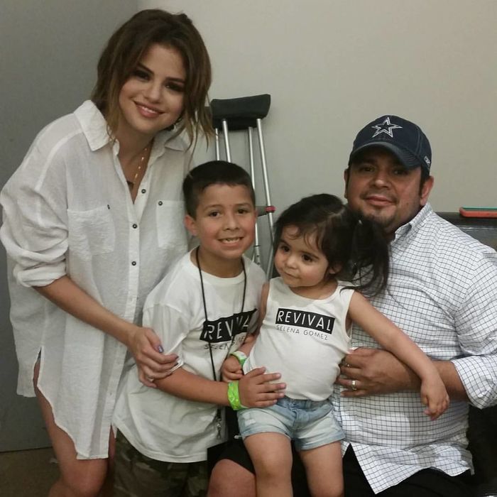 Selena Gomez đẹp như công chúa, hôn môi em gái trên thảm đỏ “Frozen 2”