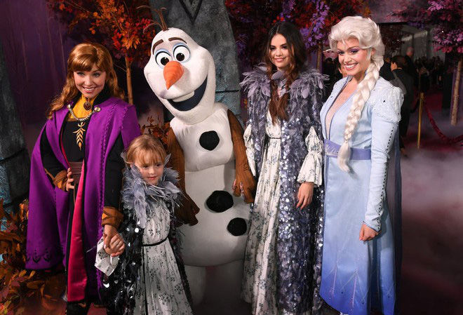 Selena Gomez đẹp như công chúa, hôn môi em gái trên thảm đỏ “Frozen 2”