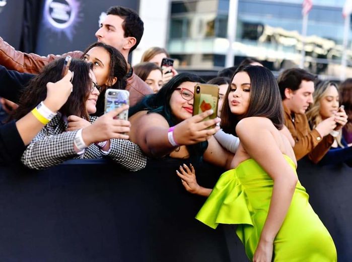 Selena Gomez diện váy o ép vòng 1, rạng rỡ trên thảm đỏ AMA 2019