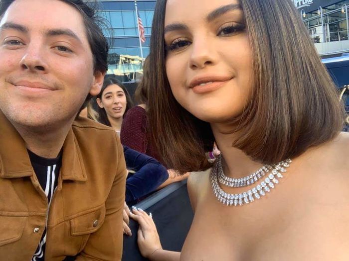 Selena Gomez diện váy o ép vòng 1, rạng rỡ trên thảm đỏ AMA 2019