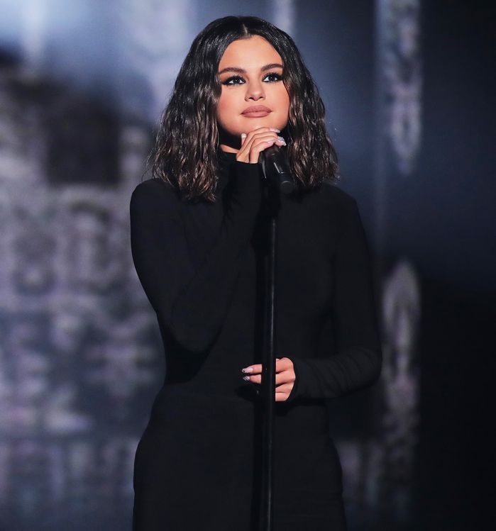 Selena Gomez diện váy o ép vòng 1, rạng rỡ trên thảm đỏ AMA 2019