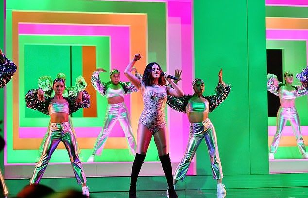 Selena khoe hình xăm mới, netizen nghi ngờ liên quan đến Justin