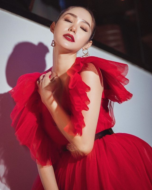 So kè nhan sắc các người đẹp Á - Âu trong kiểu váy đỏ quốc dân