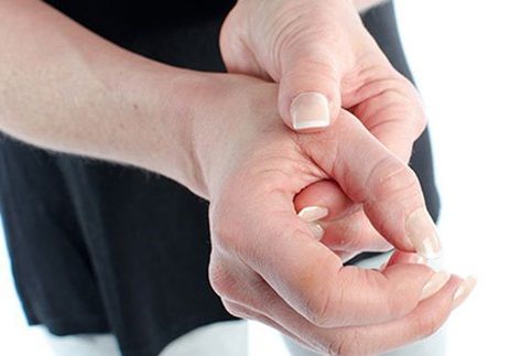 Tay khô hoặc phát lực yếu khi bắt tay là dấu hiệu sức khỏe cần lưu ý