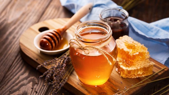 Thêm vài giọt mật ong khi rửa mặt giúp da mềm mịn, trắng hồng