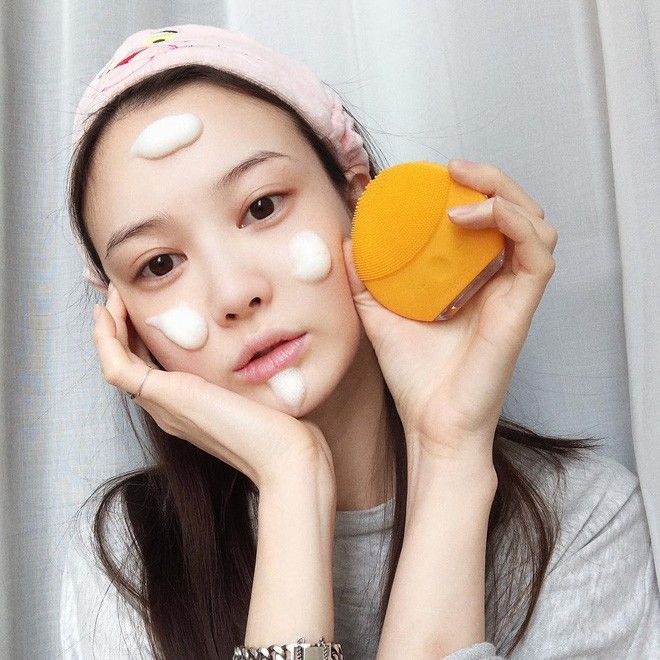 Thêm vài giọt mật ong khi rửa mặt giúp da mềm mịn, trắng hồng
