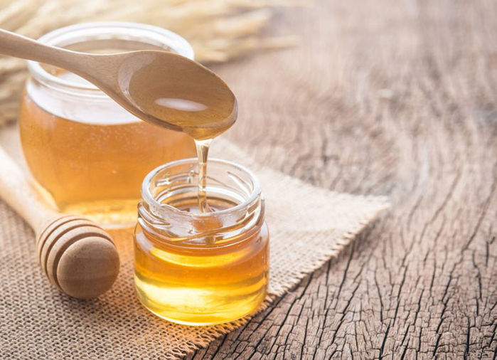 Thêm vài giọt mật ong khi rửa mặt giúp da mềm mịn, trắng hồng