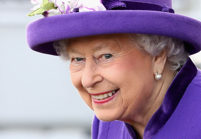 Thủ thuật make up giúp hack tuổi cực đỉnh của Nữ hoàng Elizabeth II