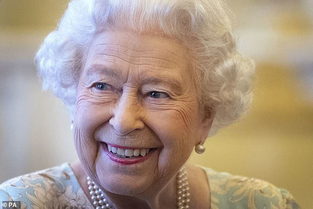 Thủ thuật make up giúp hack tuổi cực đỉnh của Nữ hoàng Elizabeth II