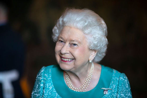 Thủ thuật make up giúp hack tuổi cực đỉnh của Nữ hoàng Elizabeth II
