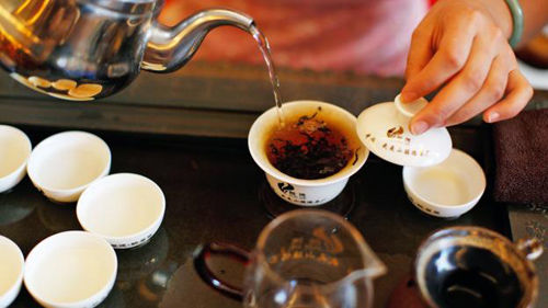 Thưởng thức trà sữa đế vương hơn 2 triệu VNĐ gây sốt cộng đồng mạng