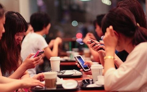 Thường xuyên cô đơn có nguy cơ tử vong bằng với hút 15 điếu thuốc/ngày