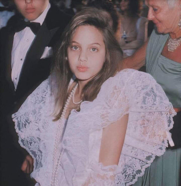Tiên hắc ám Angelina Jolie hớp hồn fans với loạt ảnh hồi 11 tuổi