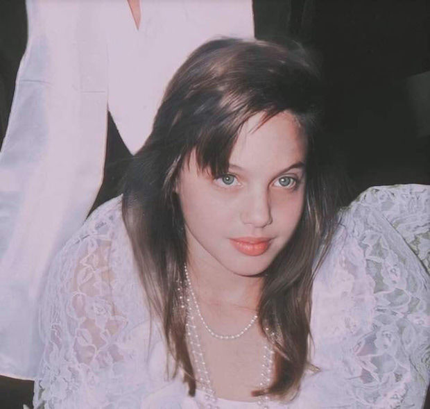 Tiên hắc ám Angelina Jolie hớp hồn fans với loạt ảnh hồi 11 tuổi