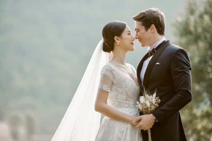 Trọn vẹn bộ ảnh cưới đẹp như thước phim ở Yên Tử của Á hậu Hoàng Oanh