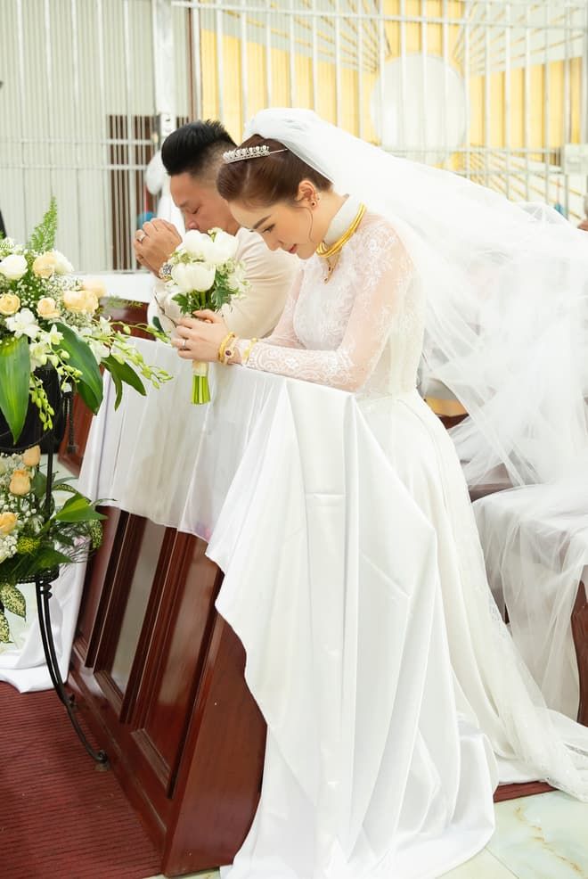 Ngắm khoảnh khắc đẹp và hạnh phúc của Bảo Thy trong hôn lễ kín tiếng