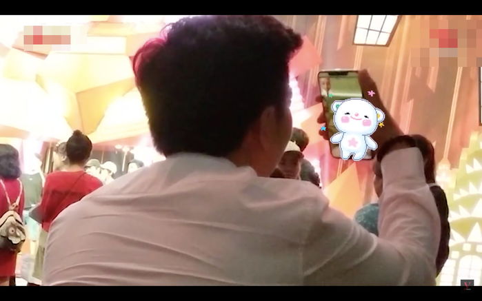 Trường Giang gọi điện facetime cho con gái nhỏ trên trường quay