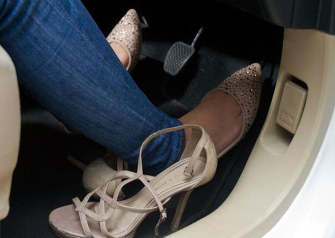 Nữ tài xế sang gây tai nạn, mang giày cao gót lái xe cực nguy hiểm
